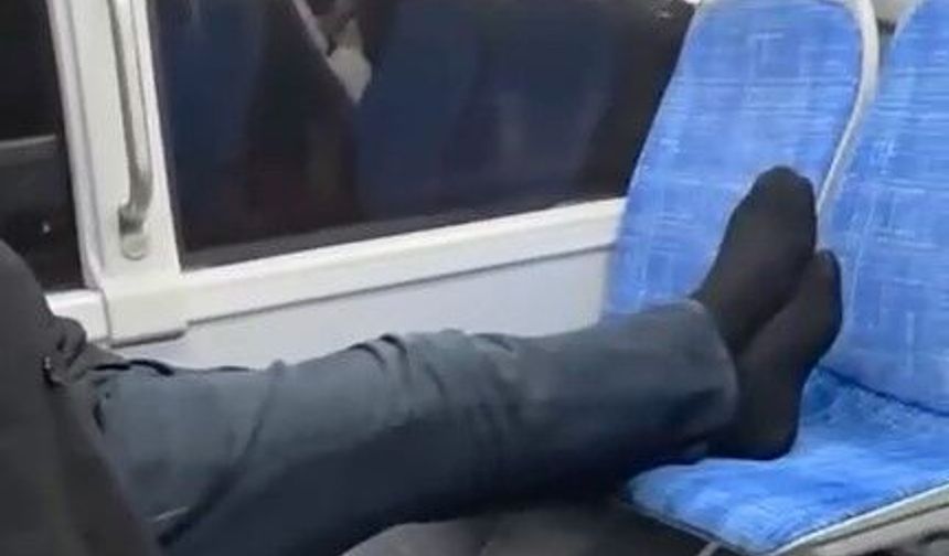 Otobüste ayakkabılarını çıkarıp seyahat etti, rahatlığı pes dedirtti