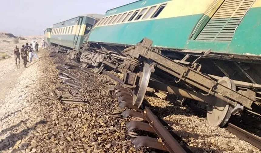 Pakistan'da tren kazası: 6 ölü, 30 yaralı