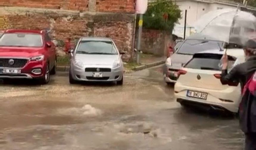 Bursa'da sağanak yağış hayatı olumsuz etkiledi: Pazar yerleri ve sokaklar göle döndü