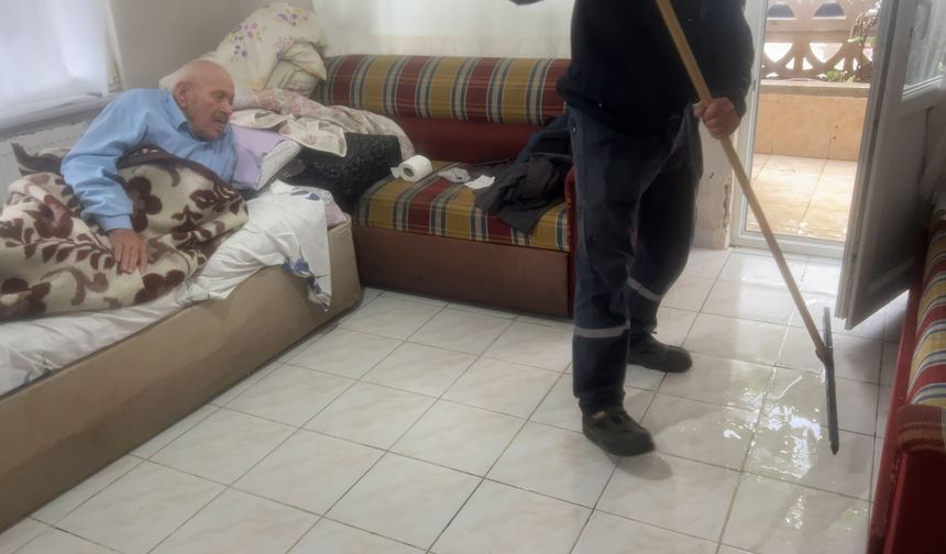 Bursa'da yağmur suları apartmanı bastı: Yaşlı adam mahsur kaldı
