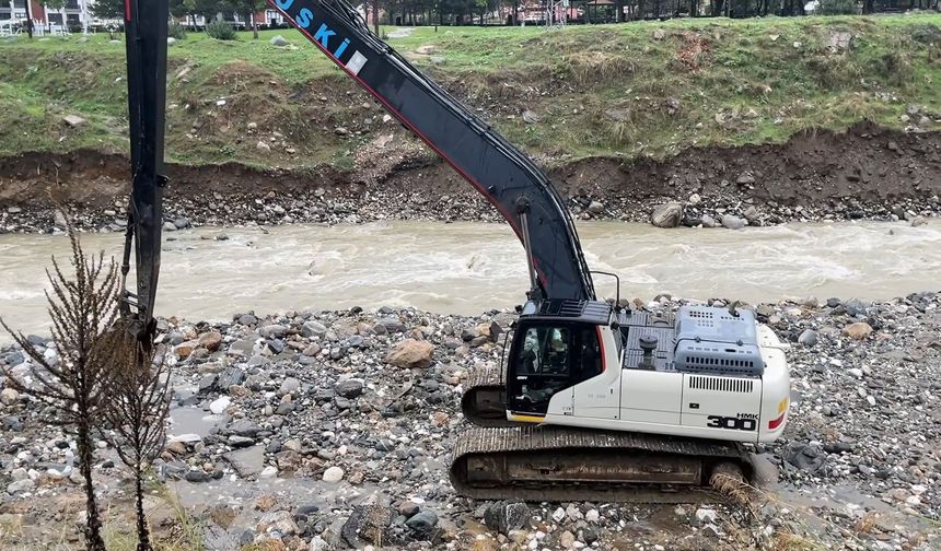 Bursa'da toprak kayması sonrası suyun akış yönü değişti,