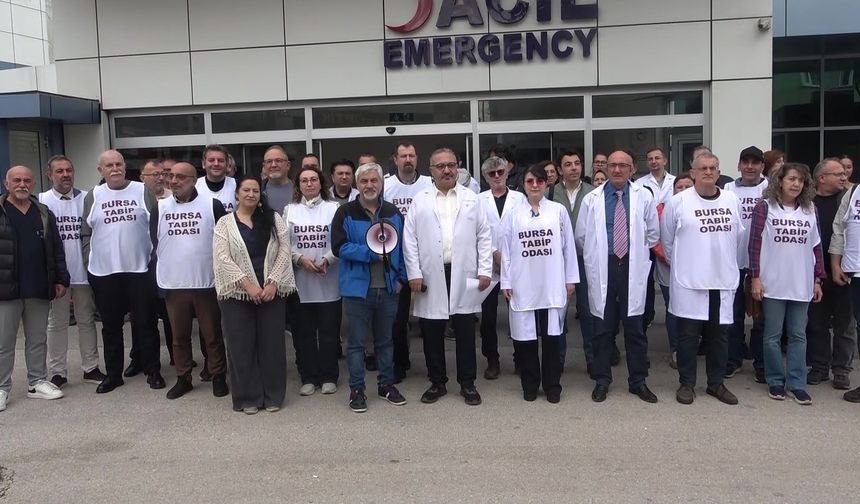 Bursa'da 6 aydır maaşlarını alamayan hekimlerden eylem