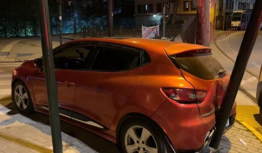 Bursa'da alkollü sürücü, polisten kaçarken trafik lambasına çarptı