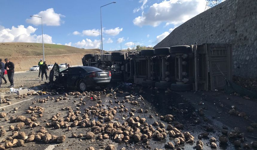 Ağrı'da tır ve otomobilin çarpıştı feci kazada 4 kişi öldü