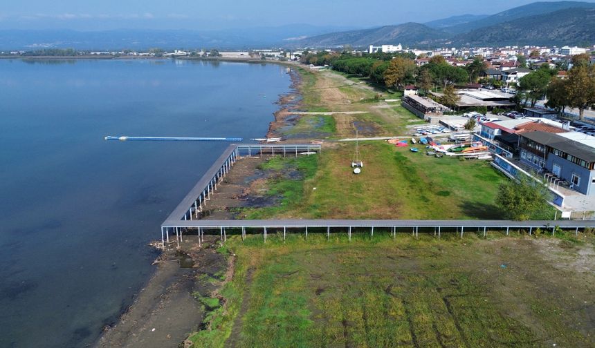 Dereler taştı, barajlar doldu ama İznik Gölü hala çekiliyor
