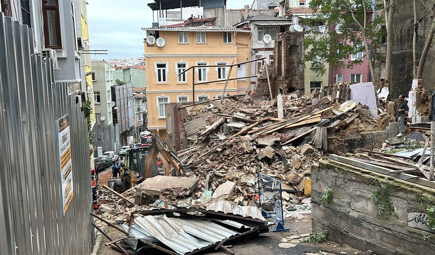 Beyoğlu'nda 5 katlı metruk bina çöktü