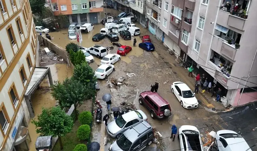 İstanbul'da sel felaketi 2 can aldı!! Yollar göle döndü, araçlar üst üste yığıldı