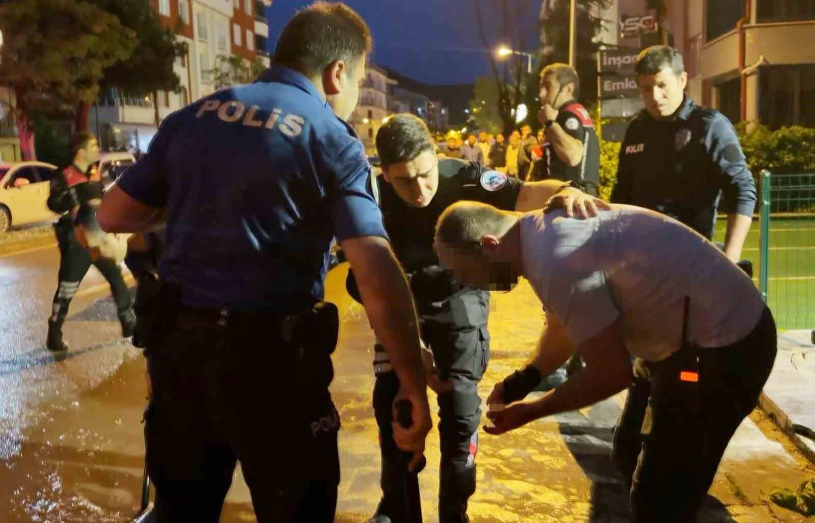 Öfkeli baba, kızını rahatsız eden gencin kulağını kesti