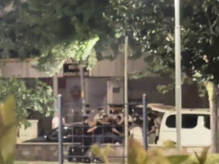 Bursa'da parkta tekme tokatlar havada uçuştu