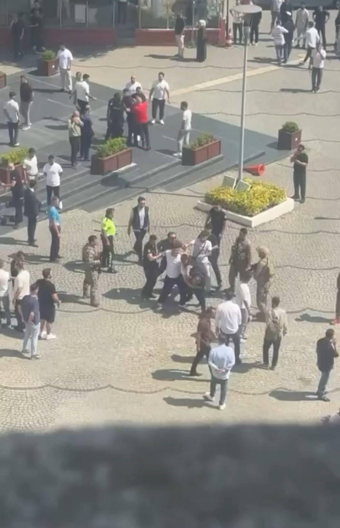 Bursa'da adliye önünde ortalık savaş alanına döndü