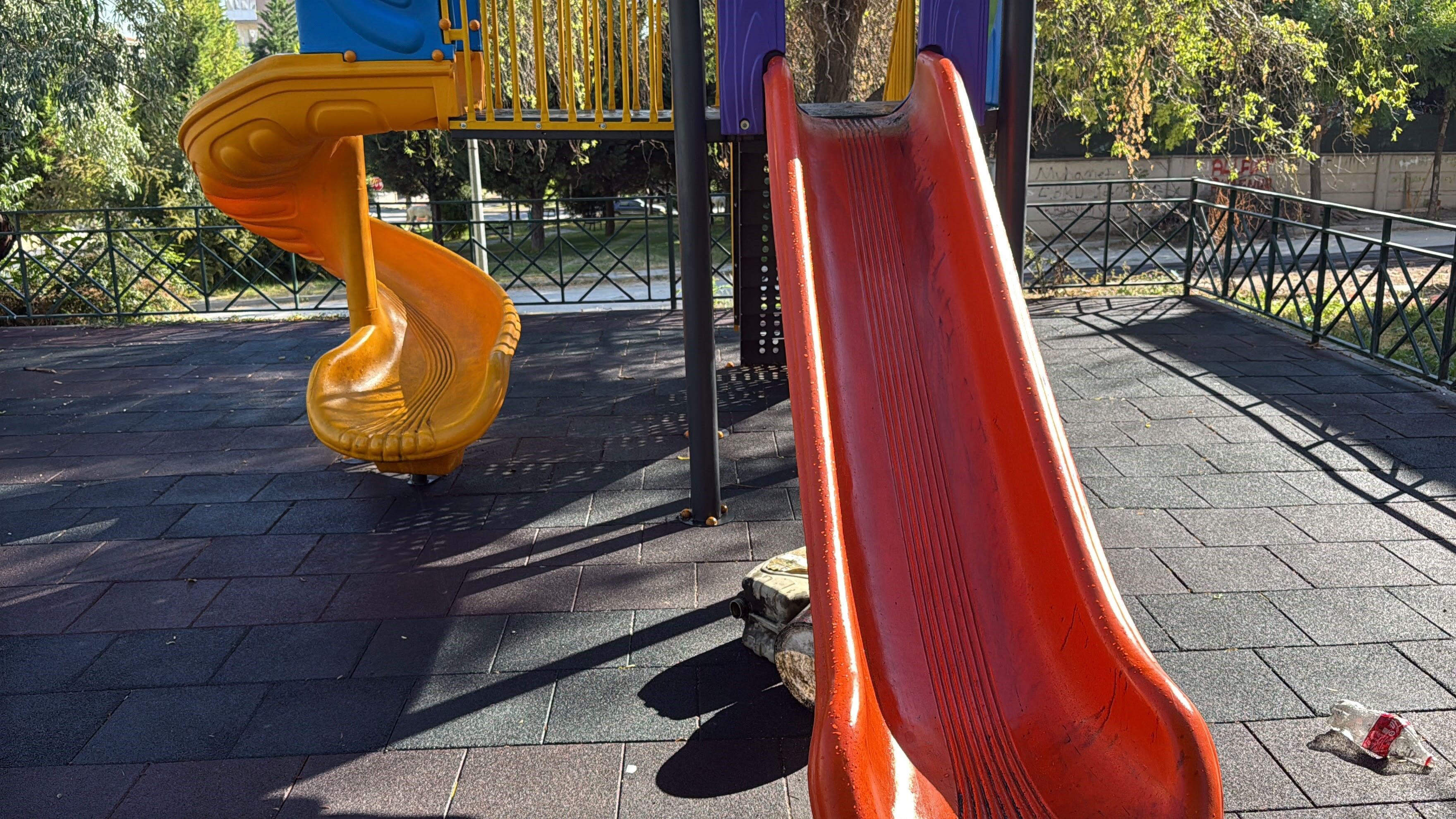 Çocuk parkındaki kaydıraklara yanık yağ döktüler