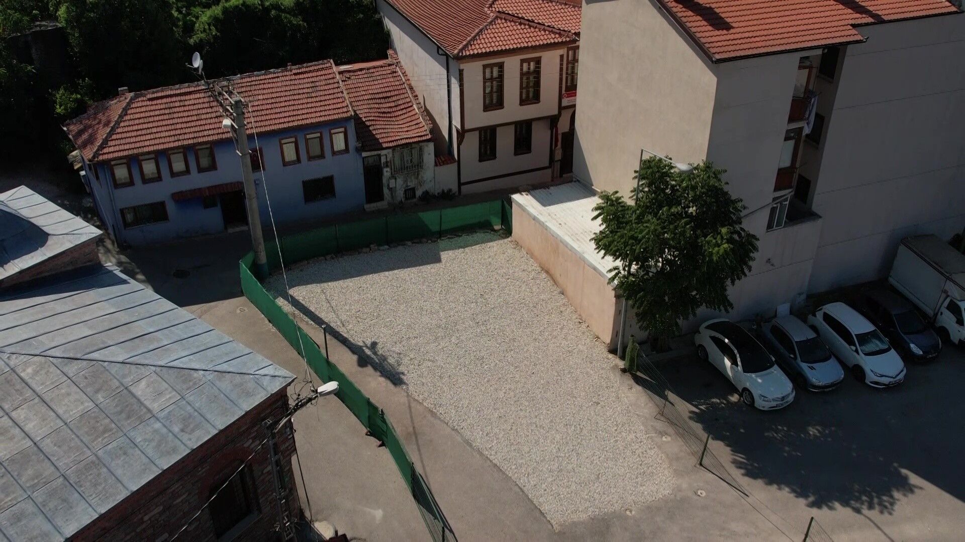Bursa'da tarihi mezar otoparka dönüştü