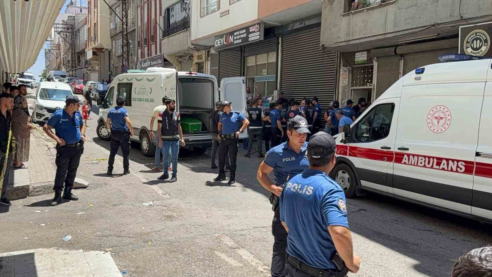 Cezaevinden izinli çıktı, eşini öldürdü, kendini astı