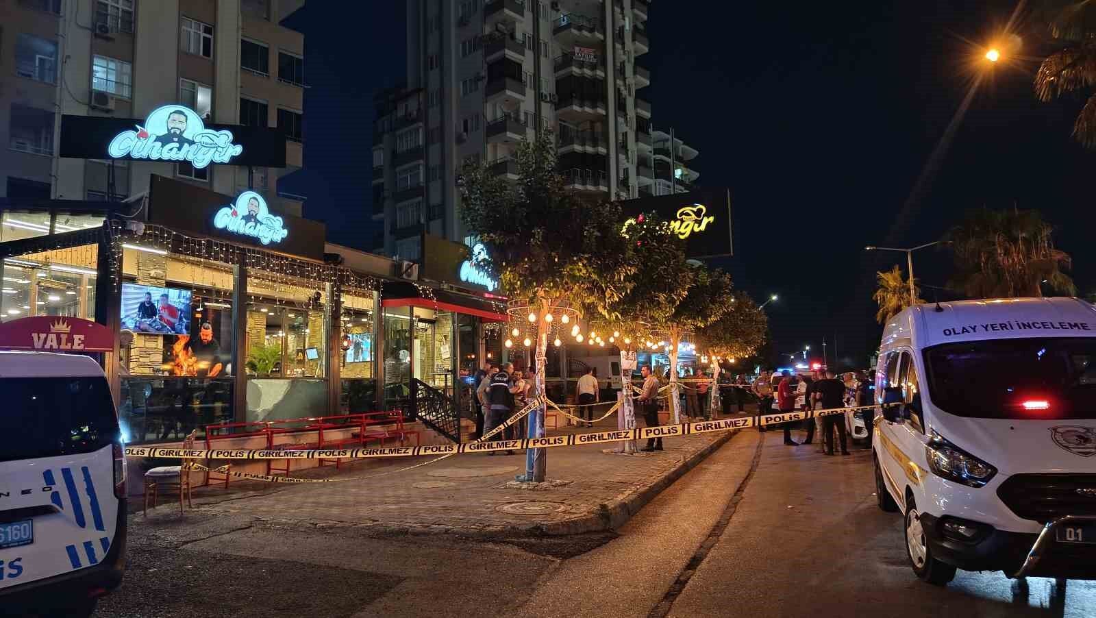 Kebapçıya kurşun yağdırdılar: Yemek yiyen 4 kişi yaralandı