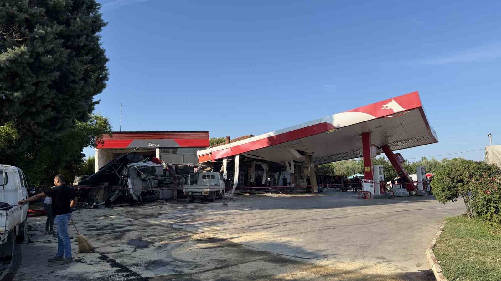Bursa'da kömür yüklü kamyon benzin istasyonuna daldı: 1 ölü