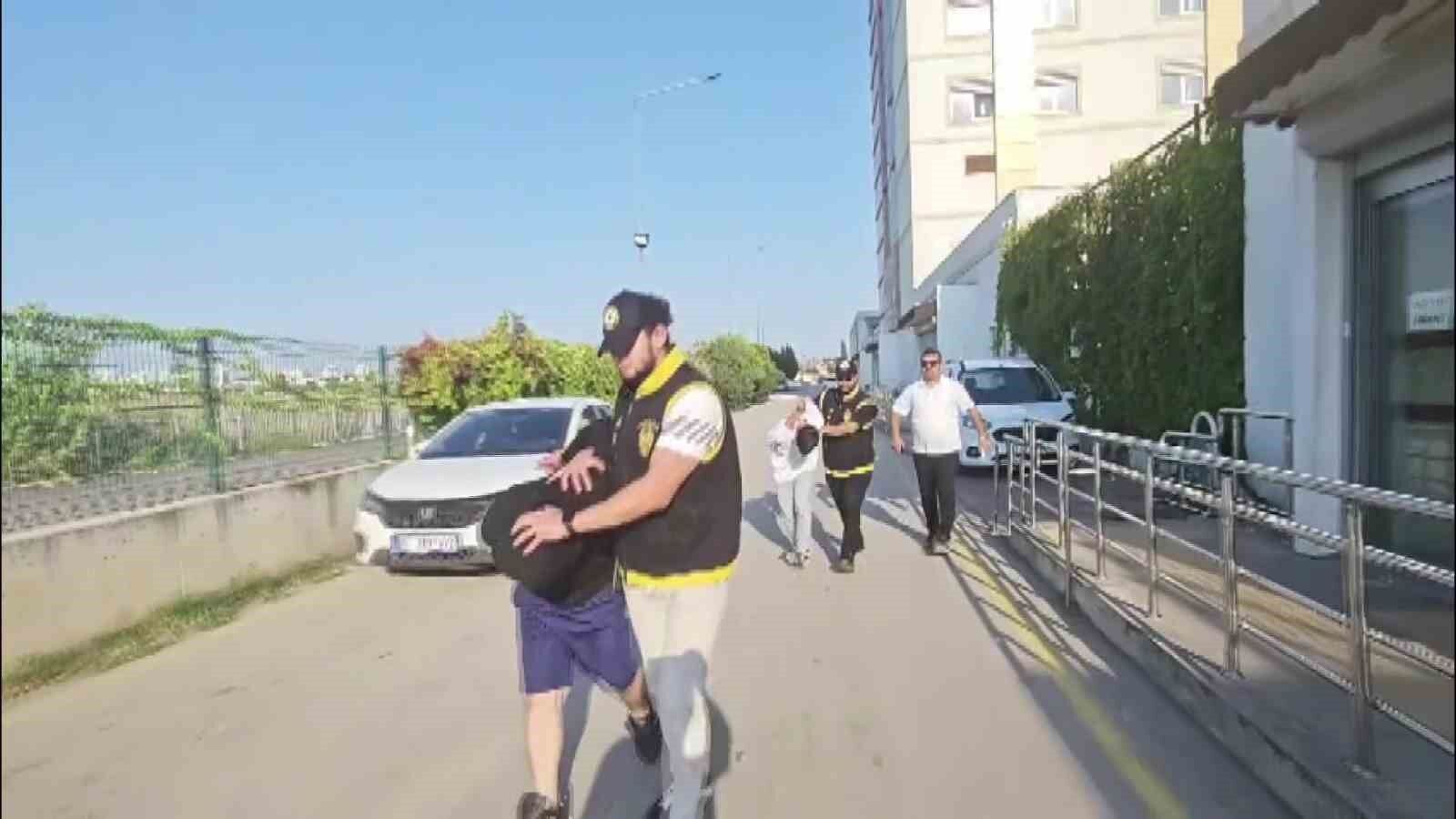Bıçaklayıp öldürdüler evde oturmaya devam ettiler