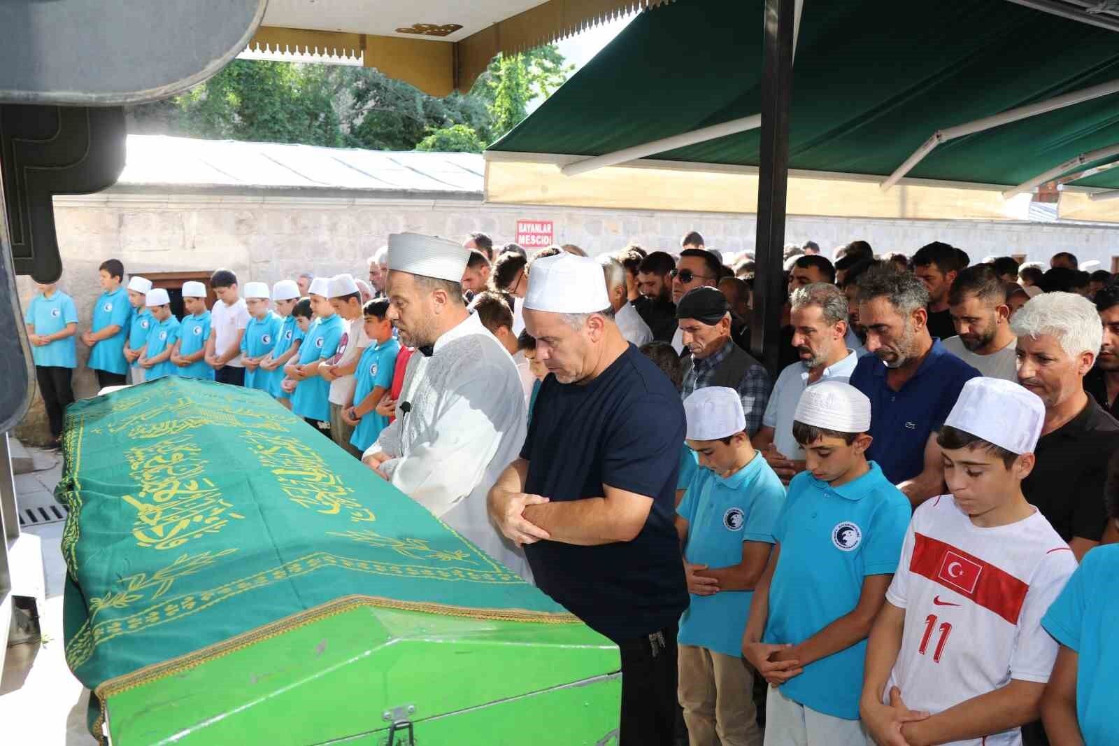 Dere yatağında oluşan gölet Ertuğrul'un mezar oldu