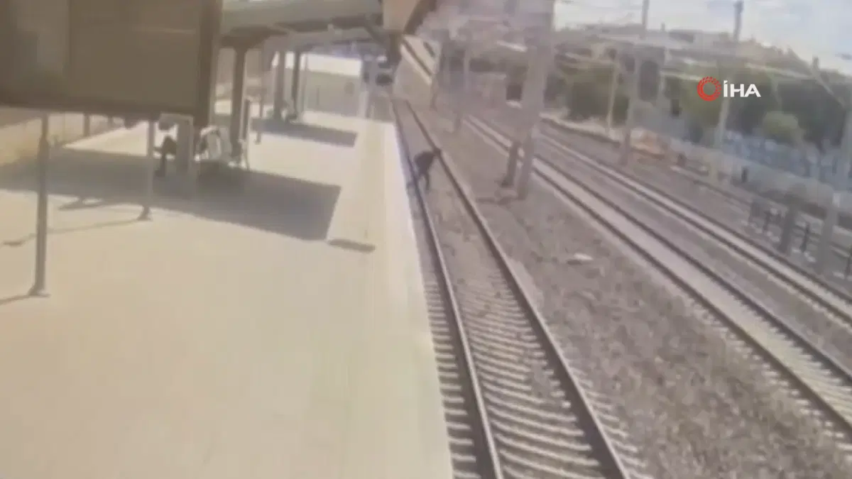 Ankara'da tren raylarına atlayan doktor hayatını kaybetti