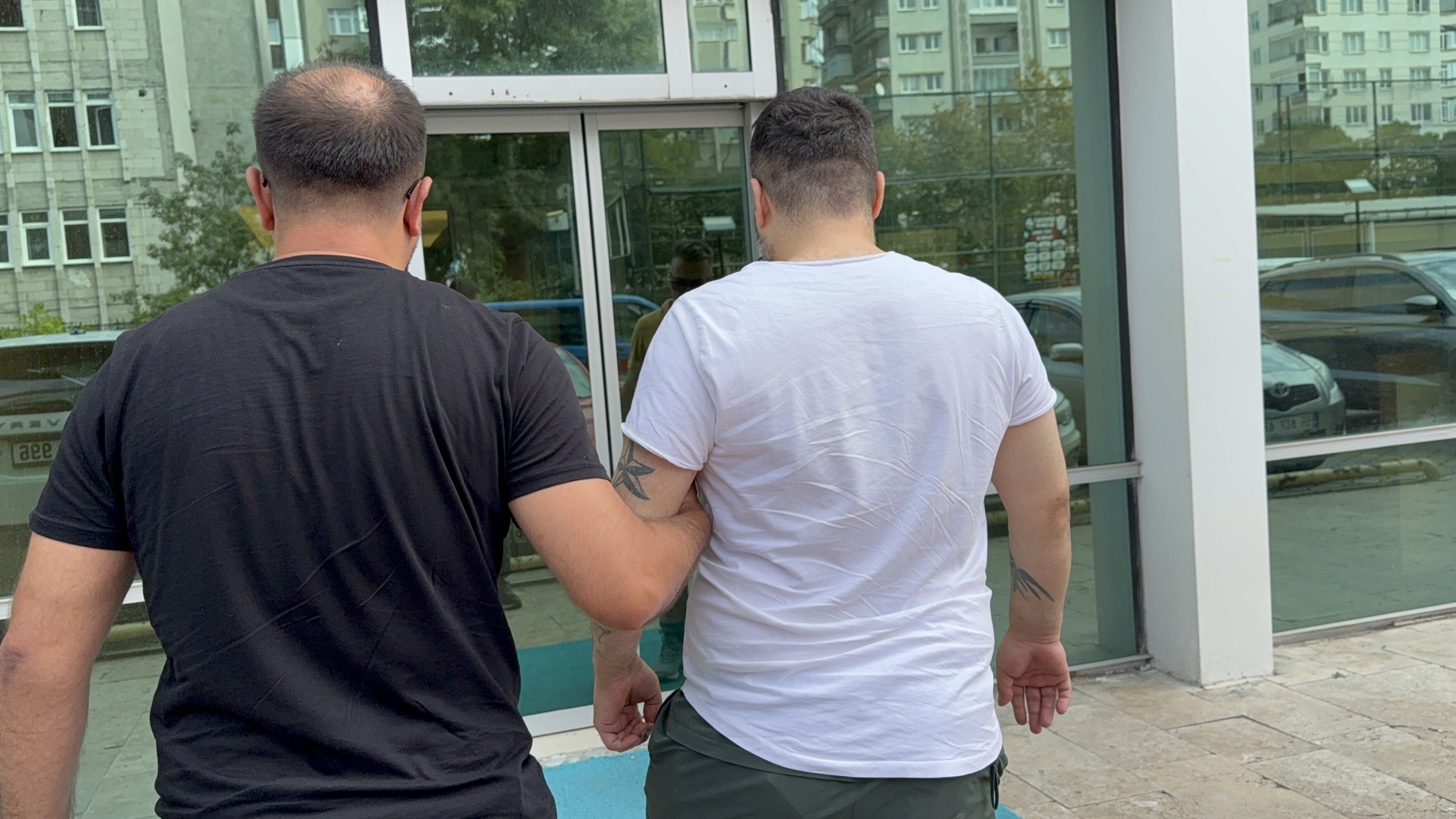 Sokakta tanımadığı kadını bıçaklayıp ağır yaraladı