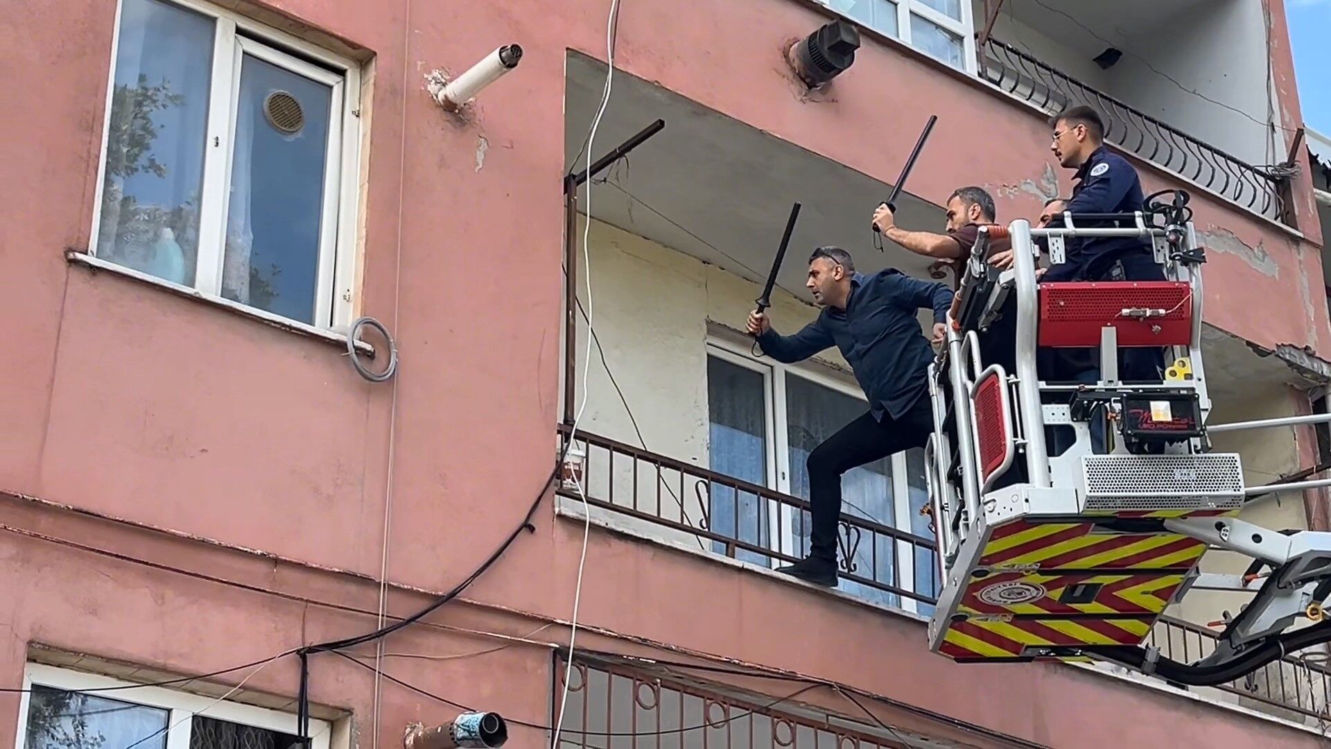 Bursa'da hastaneye yatmamak için polise bıçak çekip direndi..