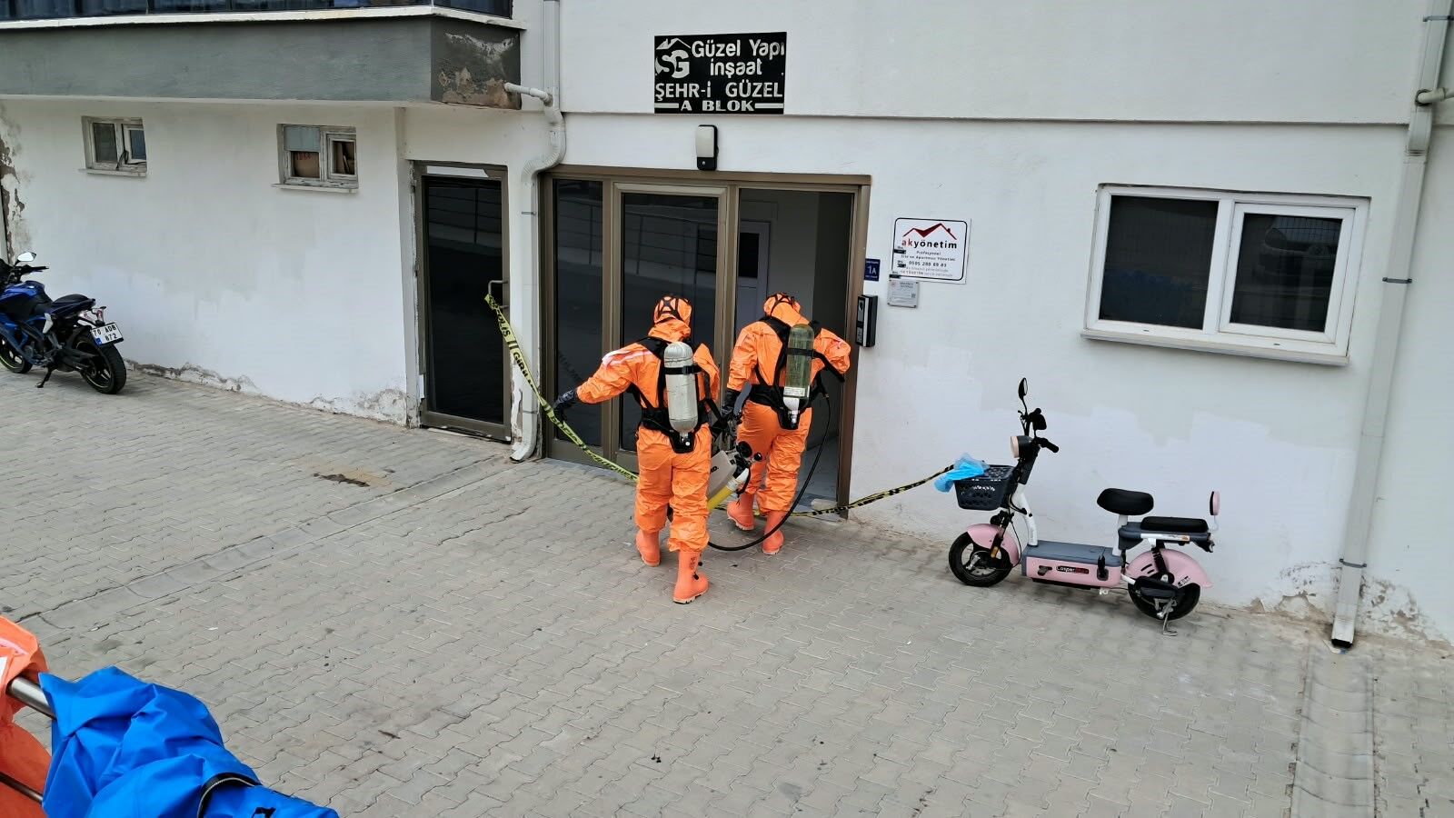 Karı koca evlerinde ölü bulundu! Kapıdaki not dehşete düşürdü