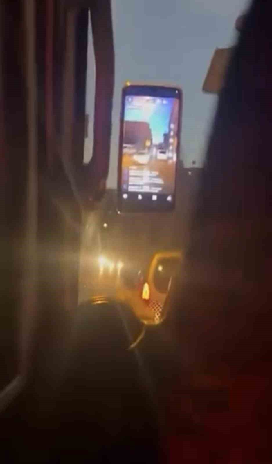 Bursa'da seyir halindeki otobüs şoförü canlı yayın açtı