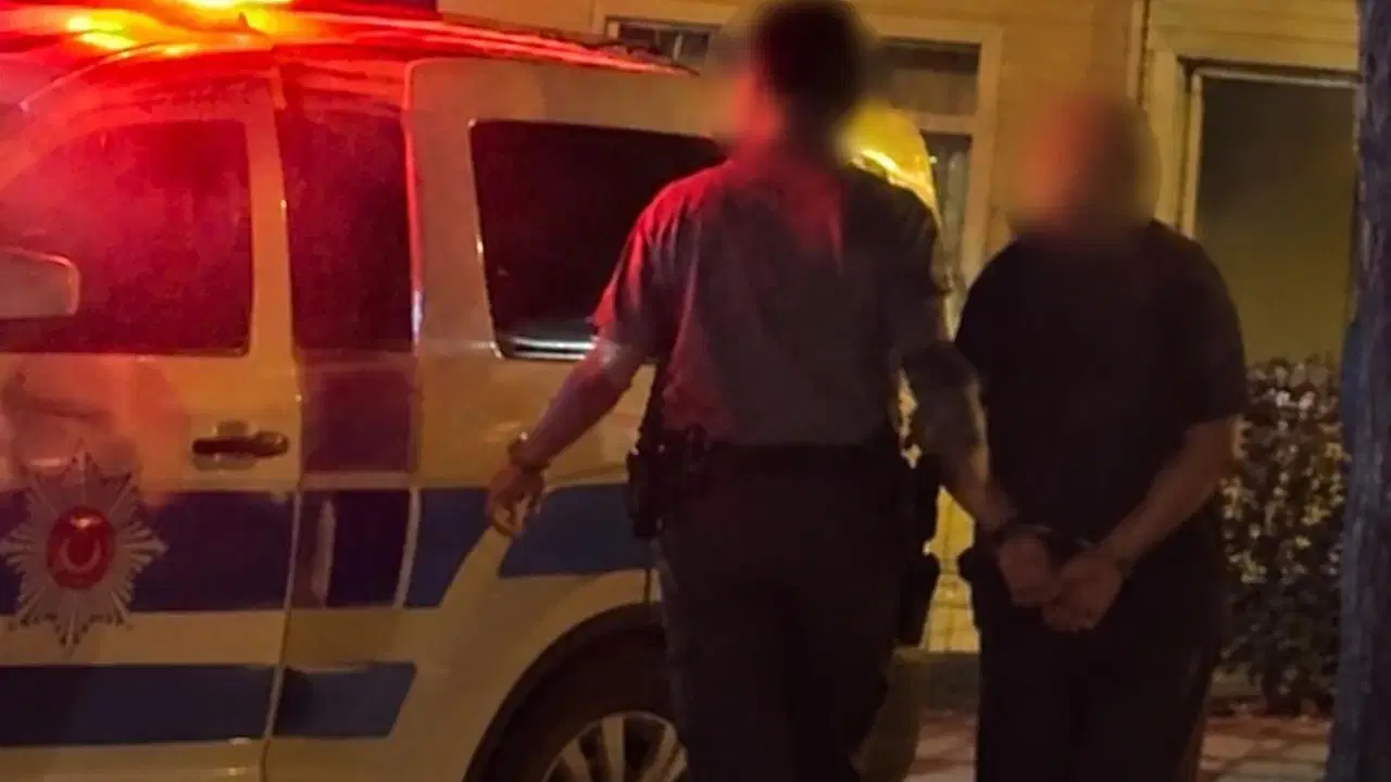 Skandal!! İş adamı otel odasında iki çocukla yakalandı