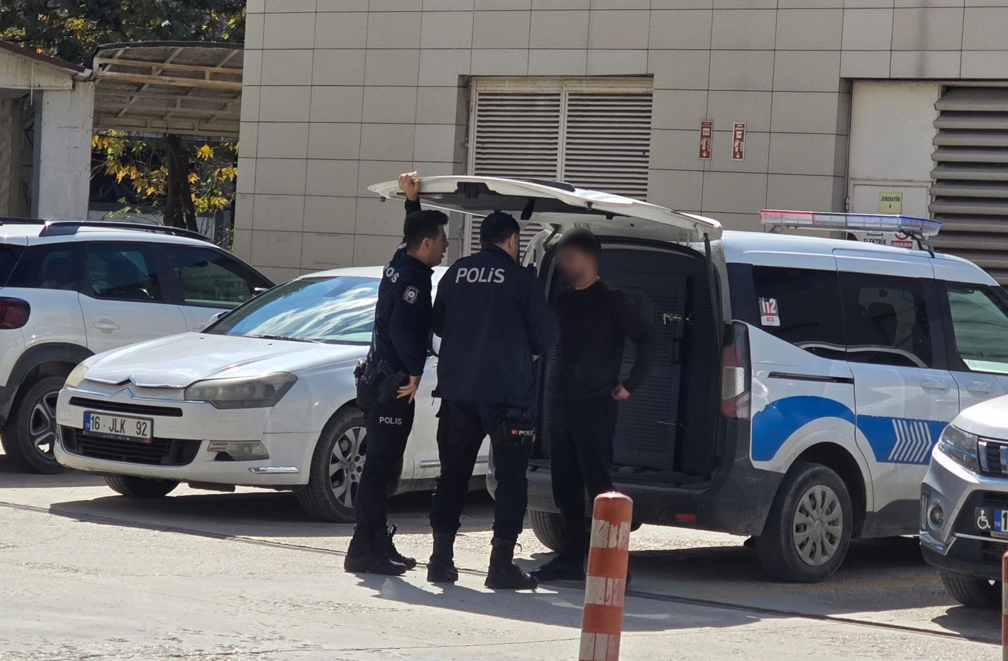 Bursa'da okula silahla giren genç panik yaşattı
