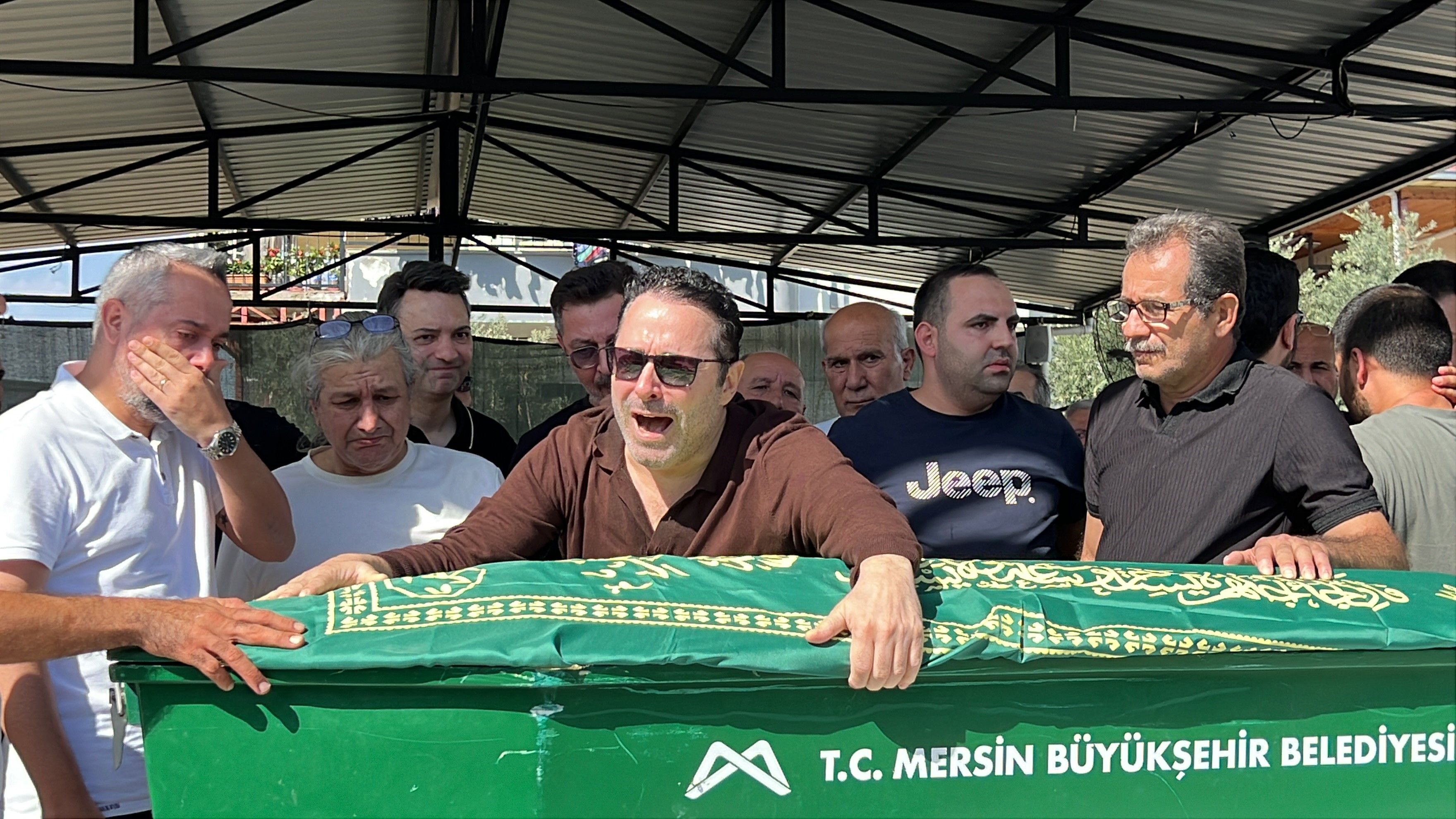Şarkıcı Atilla Taş'ın kızı gözyaşlarıyla toprağa verildi
