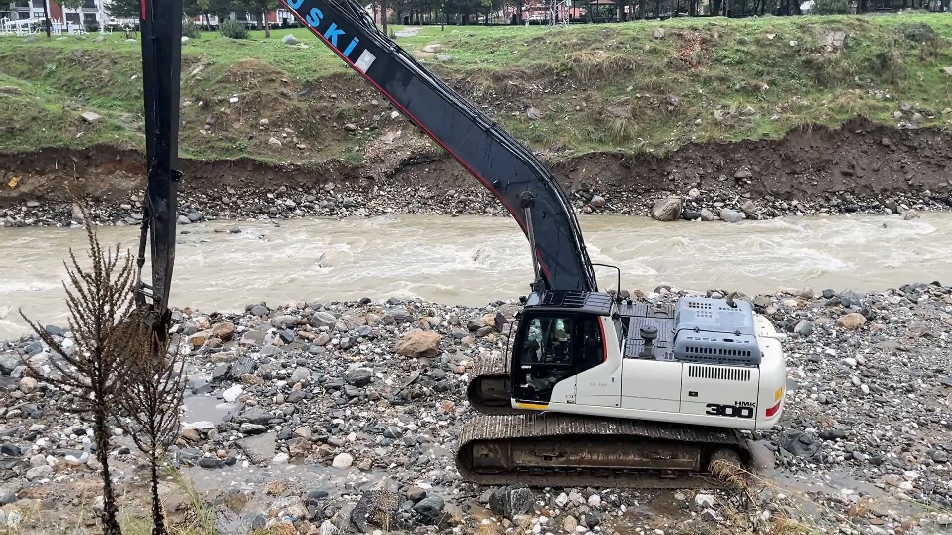 Bursa'da toprak kayması sonrası suyun akış yönü değişti,