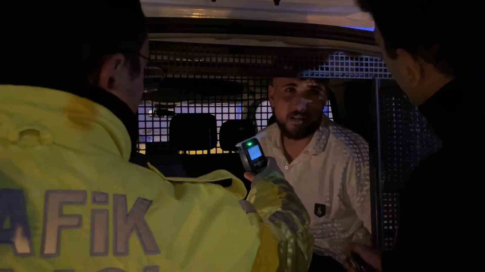 Bursa'da alkollü sürücü, polis uygulamasından kaçarken trafik lambasına çarptı