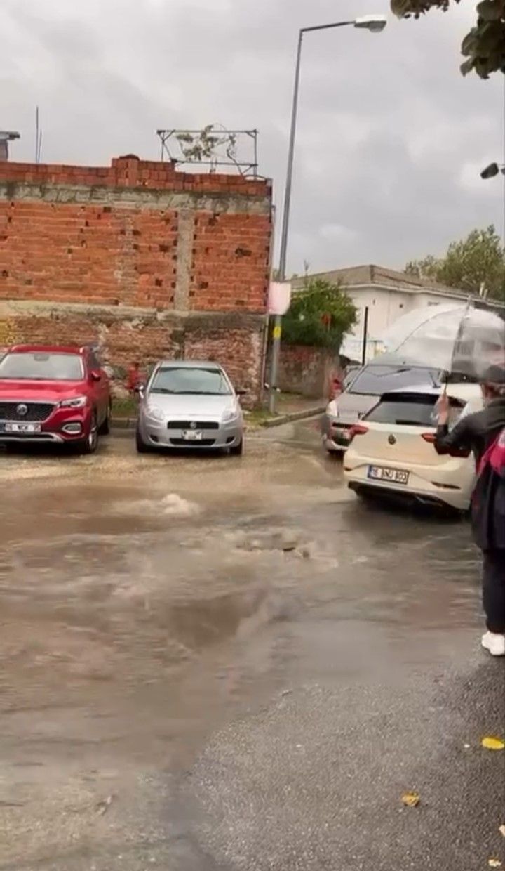 Bursa'da sağanak yağış hayatı olumsuz etkiledi: Pazar yerleri ve sokaklar göle döndü
