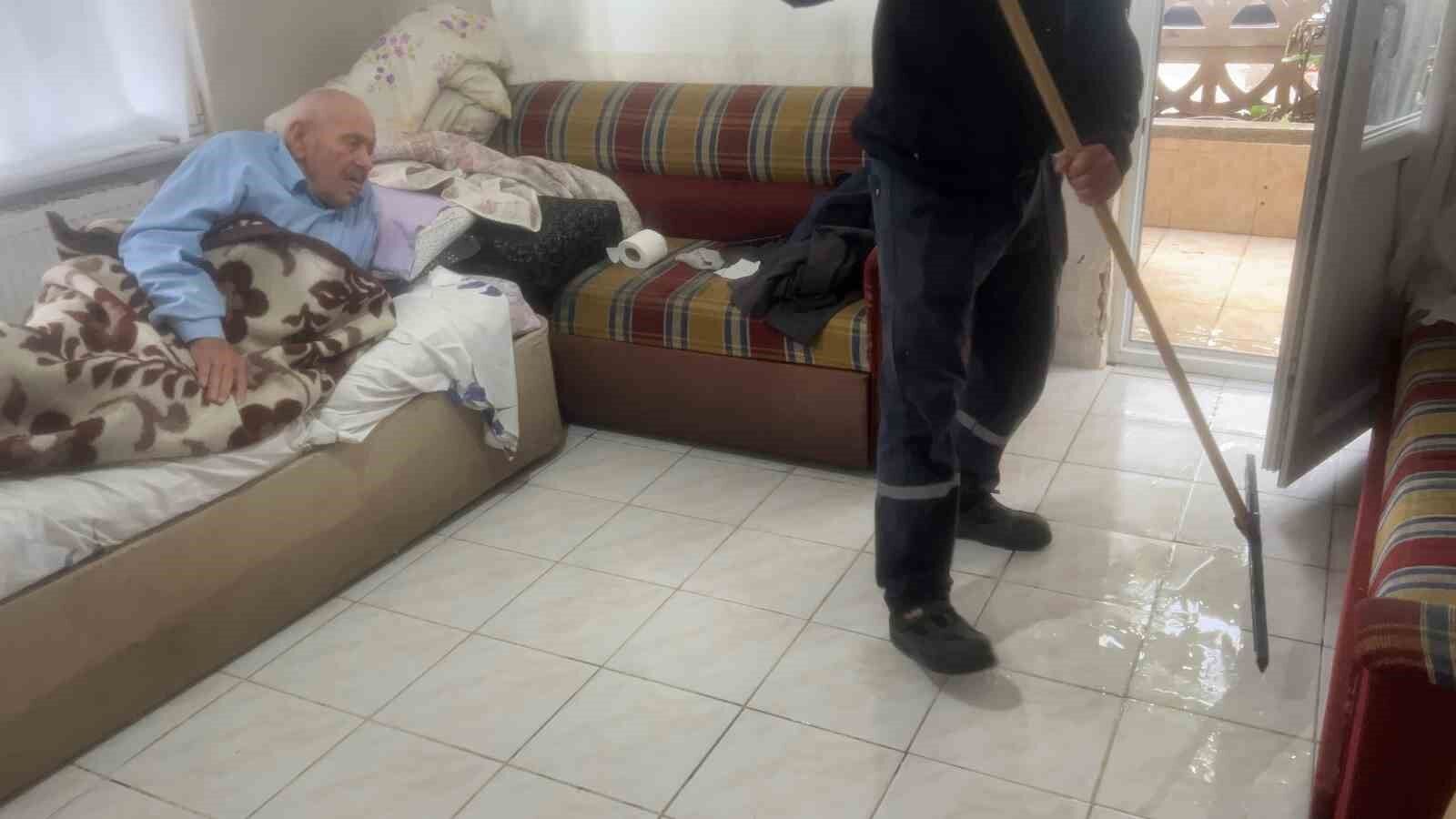 Bursa'da yağmur suları apartmanı bastı: Yaşlı adam mahsur kaldı
