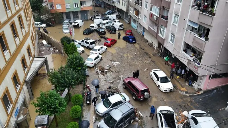 İstanbul'da sel felaketi 2 can aldı!! Yollar göle döndü, araçlar üst üste yığıldı